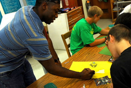 1280px-uscg_sailor_volunteering_at_wt_sampson_school_in_guantanamo_-a